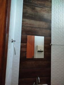 a bathroom with a mirror and a sink and a mirror at Studio Apto Central próximo a Orla in Fatima do Sul