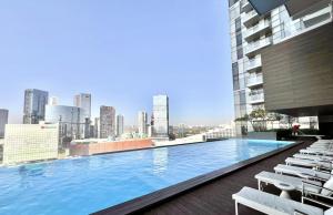 a large swimming pool on the roof of a building at Departamento Andares in Guadalajara