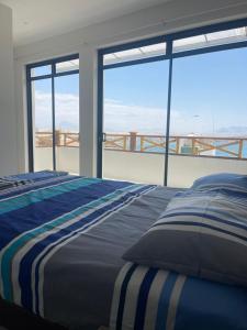 a bedroom with a bed with a view of the ocean at Casa Apartment Playa Tortugas in Tortuga