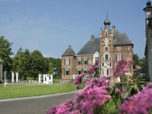 an old building with purple flowers in front of it at Uilenhof in Epe