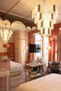 ein Schlafzimmer mit Bett, Spiegel und Kronleuchter in der Unterkunft HIGHFIELD in Great Driffield