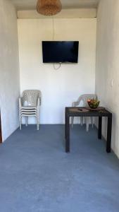 a room with a table and two chairs and a tv at Mi refugio in Moñitos