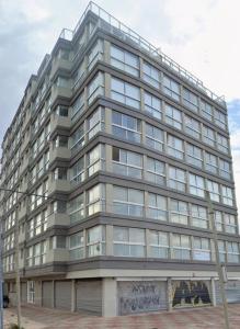 a tall gray building with a lot of windows at Edificio lillion 2 in Mar del Plata