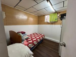 a small room with a bed and a small refrigerator at apartamento en centro de Castro in Castro
