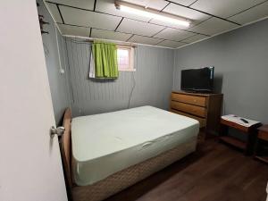 a small bedroom with a bed and a television at apartamento en centro de Castro in Castro