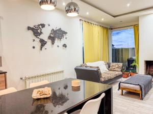 ein Wohnzimmer mit einem Tisch und einem Sofa in der Unterkunft OLIEMI in El Calafate