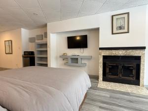 a bedroom with a bed and a fireplace at Hotel Motel La Marquise in Sherbrooke
