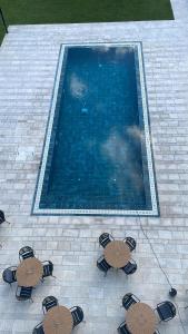 Eine Gruppe von Sonnenschirmen steht neben einem Schwimmbecken. in der Unterkunft Hotel Dado in Grude