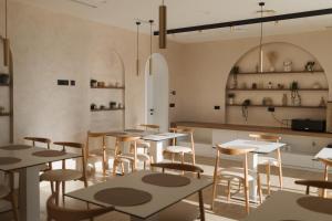 ein Restaurant mit Tischen, Stühlen und einer Theke in der Unterkunft Hotel Dado in Grude