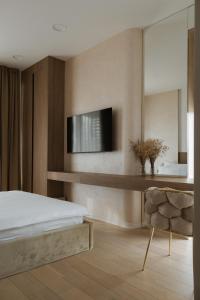 ein Schlafzimmer mit einem Bett und einem Fernseher an der Wand in der Unterkunft Hotel Dado in Grude