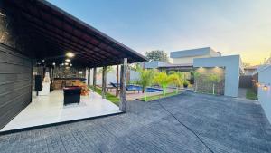 a house with a courtyard with a patio at Rancho Paradise Aruanã GO in Aruanã