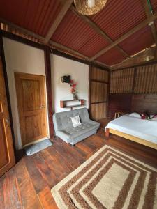a bedroom with a bed and a couch and a table at Casa Selva in El Valle