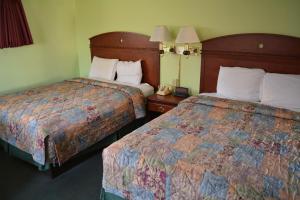 a hotel room with two beds and two lamps at WYE Motor Lodge Duncansville - Altoona in Duncansville