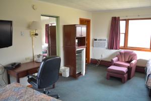 a hotel room with a desk and a chair at WYE Motor Lodge Duncansville - Altoona in Duncansville