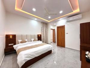 a bedroom with a large bed and a ceiling at Hotel Betwa sarowar in Orchha