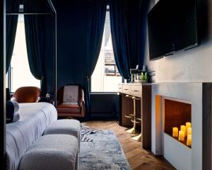 ein Wohnzimmer mit zwei Betten und einem Kamin in der Unterkunft The Highliner Hotel in Gloucester