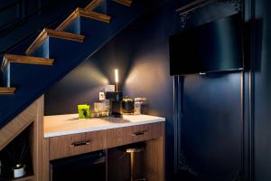ein Zimmer mit einer Theke, auf der eine Kaffeemaschine steht in der Unterkunft The Highliner Hotel in Gloucester