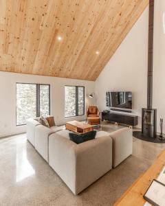 a living room with a couch and a table at Chalet OSLO in Saint Come