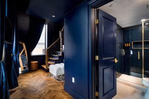 ein blauer Raum mit einer Treppe und einer blauen Tür in der Unterkunft The Highliner Hotel in Gloucester + 57 Fotos