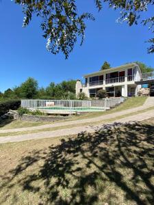 a building with a white fence in front of it at Bendecida in San Antonio de Arredondo