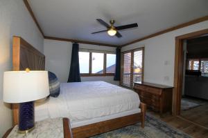 a bedroom with a bed and a ceiling fan at Mountainback 116 LoftCorner in Mammoth Lakes