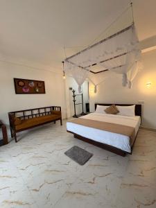 a bedroom with a large bed in a room at Liora Cottage Ella in Ella