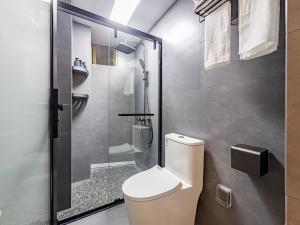 a bathroom with a toilet and a shower at Annie Apartment 3204 River View -only 120 meters from Metro Line 2 Exit of Chuanxinggulou in Kunming +30 photos