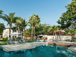 una piscina con sillas y palmeras en ibis Samui Bophut Hotel, en Bophut 