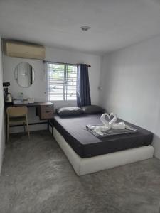 ein Schlafzimmer mit einem Bett, einem Schreibtisch und einem Spiegel in der Unterkunft Phangan backpacker in Haad Rin + 71 Fotos
