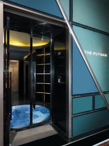 Ліжко або ліжка в номері The Putman