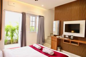 a bedroom with a bed and a tv and a window at Sovas Nature Hideout in Kolvan