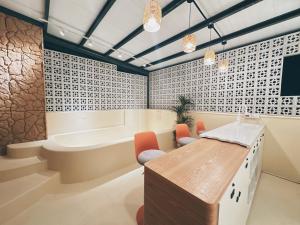 a room with a tub and a table and chairs at 禾夏民宿Her Shot Inn in Hengchun South Gate +59 photos