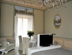 En TV eller et underholdningssystem på Hotel Palazzo Fortunato