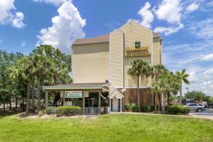 a building with a sign that reads southern hotel at Quality Inn & Suites Lehigh Acres Fort Myers in Lehigh Acres