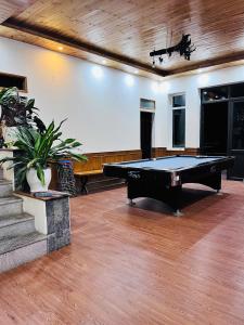 a billiard room with a pool table in it at Villa Đường Mây 2 in Tam Ðảo