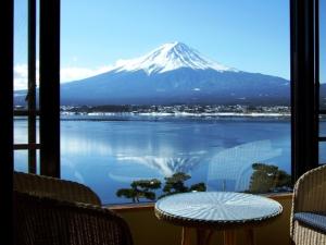 a view from a balcony of a lake and mountains at Shuhokaku Kogetsu in Fujikawaguchiko