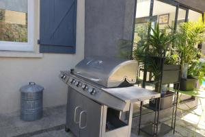 a grill sitting on top of a patio at UN OASIS EN PROVENCE in Aubagne