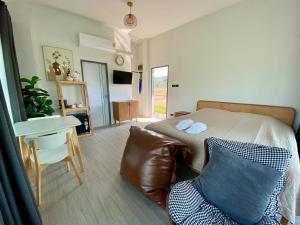 a bedroom with a bed and a table and a chair at บ้านผ่อดอยกอยดาวพรีเมี่ยม in Ban Sop Nong