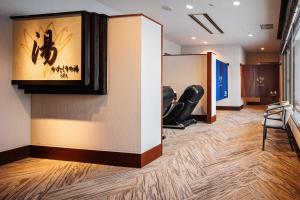 a room with a hair salon with chairs at Hakuba Tokyu Hotel in Hakuba