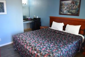 a bedroom with a bed with a colorful bedspread at Corcoran Inn in Corcoran