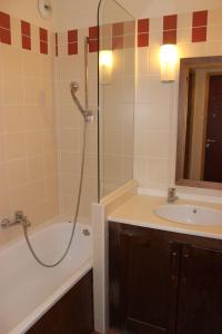 een badkamer met een douche en een wastafel bij Temples Du Soleil Tikal Appartements VTI in Val Thorens +20 foto's