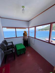 a room with a view of the ocean on a boat at Homestay Natasya in Pohe
