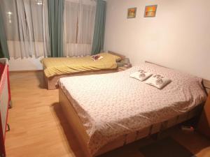 ein Zimmer mit zwei Betten in einem Zimmer in der Unterkunft Apartman 1 RIBIČ in Ogulin