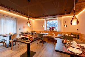 a dining room with a table and chairs at Guest House Fleim in Panchià