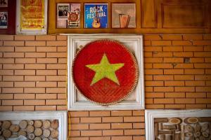 a red plate with a star on a wall at Chillin' House in Cat Ba