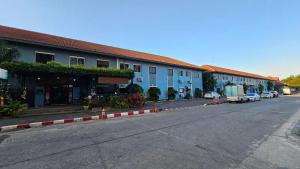 a street with cars parked in front of a building at Blueplace บลูเพลส in Ban Talat Rangsit