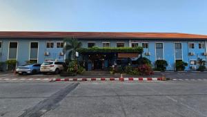 a large blue building with cars parked in a parking lot at Blueplace บลูเพลส in Ban Talat Rangsit