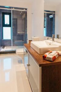 a bathroom with a sink and a toilet at Vilas Mediterrâneo in Santa Cruz