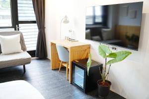 a living room with a desk and a plant at 吾庭文旅電梯民宿 WuTing Stay in Hualien City