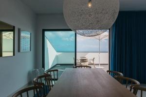 a dining room with a large table and chairs at Vilas Mediterrâneo in Santa Cruz